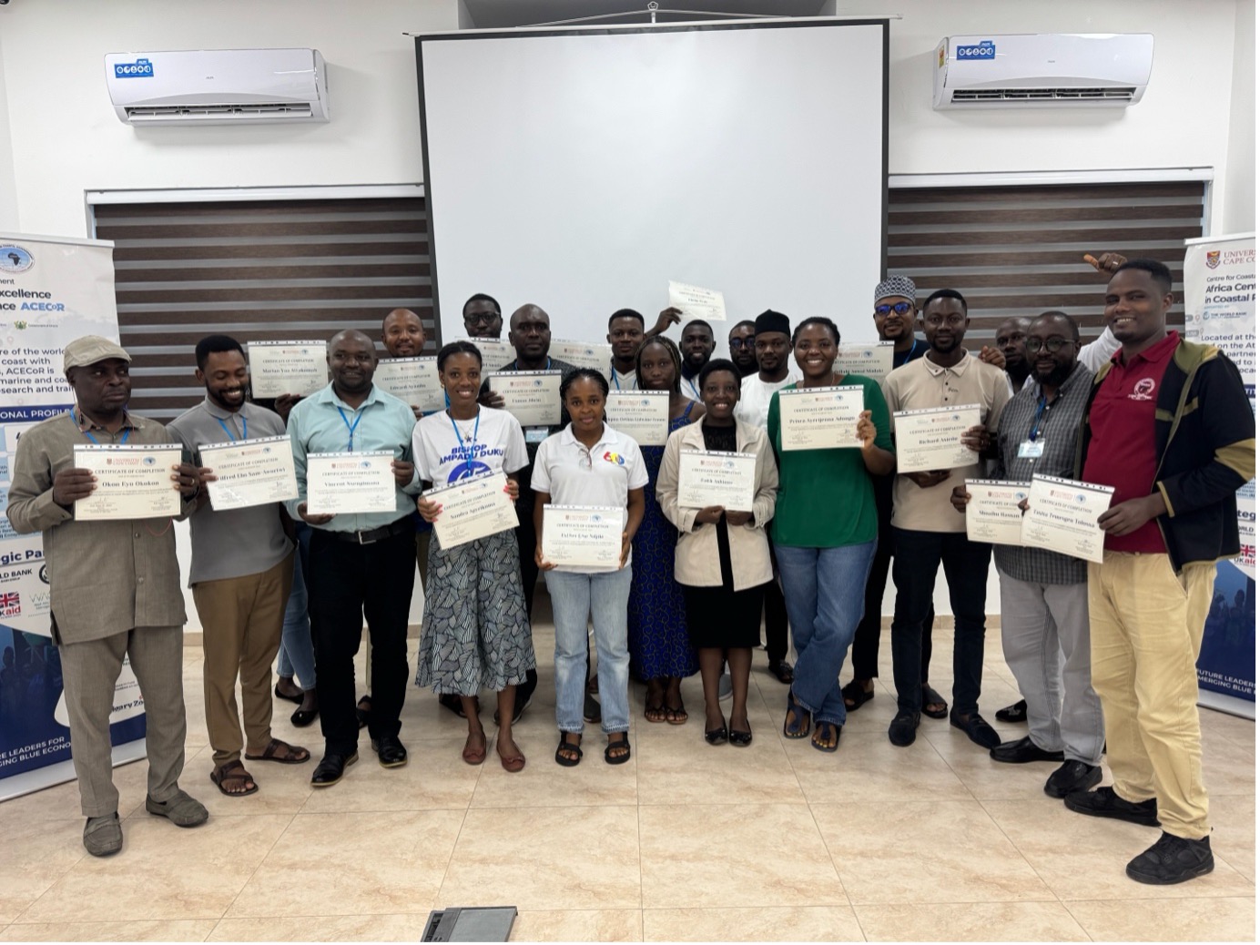Participants in a group photo with their certificates. 